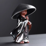 Colino da tè in porcellana per gongfu con monaco — Bambino in piedi in nero