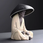 Colino da tè in porcellana per gongfu con monaco — Uomo seduto color avorio