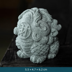 Figurina di creatura mitologica cinese in ceramica — A quattro zampe con medaglione