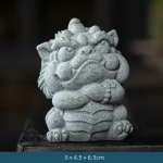Figurina di creatura mitologica cinese in ceramica — Braccia incrociate