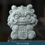 Figurina di creatura mitologica cinese in ceramica — Con baffi e tavoletta
