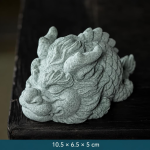 Figurina di creatura mitologica cinese in ceramica — Sdraiata, testa cornuta