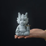 Figurina di creatura mitologica cinese in ceramica — Seduta a gambe incrociate con oggetto