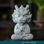 Figurina di creatura mitologica cinese in ceramica — Seduta a gambe incrociate, mani giunte