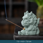 Figurina di creatura mitologica cinese in ceramica — Seduta con anello dorato