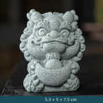 Figurina di creatura mitologica cinese in ceramica — Seduta con ciotola