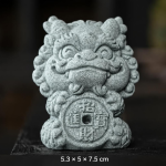 Figurina di creatura mitologica cinese in ceramica — Seduta con medaglione