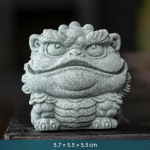 Figurina di creatura mitologica cinese in ceramica — Volto corrugato
