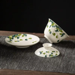 Gaiwan in porcellana con decori floreali e paesaggi