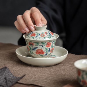 Gaiwan in porcellana con decoro floreale