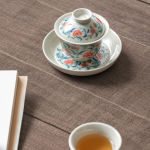 Gaiwan in porcellana con decoro floreale
