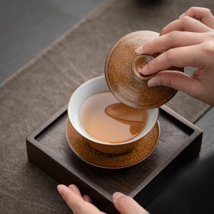 Gaiwan in porcellana con smalto dorato
