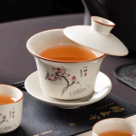 Gaiwan in porcellana di Dehua dipinto a mano — Loto rosa con iscrizione