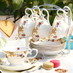 Servizio da tè in porcellana bone china floreale — Bianco e oro