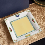 Servizio da tè in porcellana con decori di frutta — Piatto quadrato decorato con frutta
