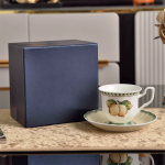 Servizio da tè in porcellana con decori di frutta — Tazza da caffè