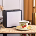 Servizio da tè in porcellana con decori di frutta — Tazza e piattino con ciliegie sui rametti