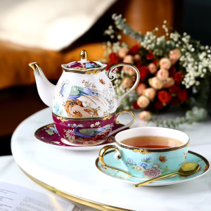 Servizio da tè in porcellana con decoro di pavoni e fiori