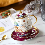 Servizio da tè in porcellana con decoro di pavoni e fiori