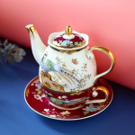 Servizio da tè in porcellana con decoro di pavoni e fiori