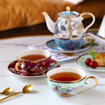 Servizio da tè in porcellana con decoro di pavoni e fiori