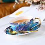 Servizio da tè in porcellana con decoro di pavoni e fiori — Tazza e piattino blu intenso