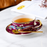 Servizio da tè in porcellana con decoro di pavoni e fiori — Tazza e piattino bordeaux