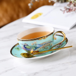 Servizio da tè in porcellana con decoro di pavoni e fiori — Tazza e piattino turchese chiaro