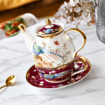 Servizio da tè in porcellana con decoro di pavoni e fiori — Teiera, tazza e piattino bordeaux