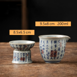 Servizio da tè in porcellana con gaiwan o teiera — Tazza con piede e teiera, caratteri e sigilli rossi