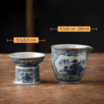Servizio da tè in porcellana con gaiwan o teiera — Tazza con piede e teiera, paesaggi e reticolo