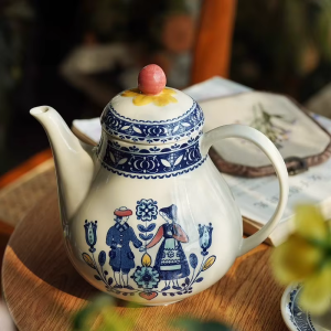 Servizio da tè vintage in ceramica con decoro romantico