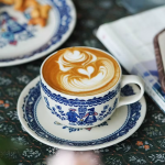 Servizio da tè vintage in ceramica con decoro romantico