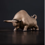 Statuetta cinese del bue in ceramica — Testa china bronzo chiaro