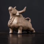 Statuetta cinese del bue in ceramica — Testa sollevata bronzo chiaro