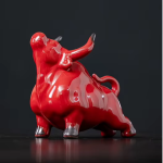 Statuetta cinese del bue in ceramica — Testa sollevata rossa