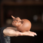 Tea pet a forma di bue in argilla viola fatto a mano