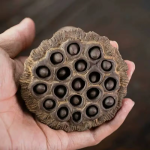 Tea pet a forma di capsula di loto in ceramica — Marrone medio