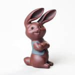 Tea pet a forma di coniglio in argilla viola — Seduto con le braccia incrociate