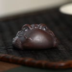 Tea pet a forma di rospo dorato in argilla di Yixing