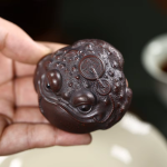 Tea pet a forma di rospo dorato in argilla di Yixing