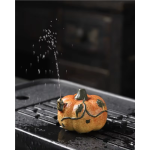 Tea pet a getto d’acqua in argilla viola — Zucca arancione punteggiata