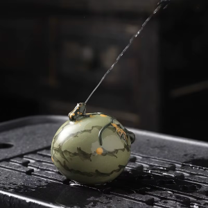 Tea pet a getto d’acqua in argilla viola — Zucca rotonda verde chiaro marmorizzata