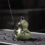 Tea pet a getto d’acqua in argilla viola — Zucca verde salvia
