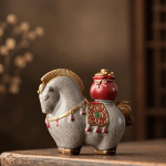 Tea pet cavallo che cambia colore con acqua calda — Cavallo con recipiente rosso