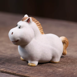 Tea pet cavallo in argilla di Yixing — Bianco con criniera dorata