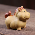 Tea pet cavallo in argilla di Yixing — Ocra con criniera rosa-arancio
