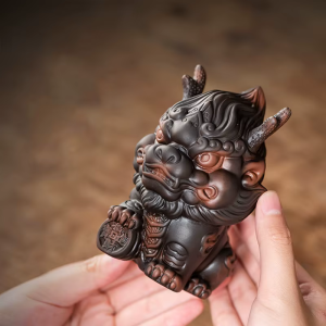 Tea pet con creatura mitica cinese in ceramica