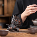 Tea pet con creatura mitica cinese in ceramica