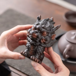 Tea pet con creatura mitica cinese in ceramica